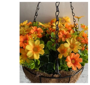 Detailansicht eines künstlichen Sonnenblumenkorbs mit Metalleisenrahmen und Kokoseinlage