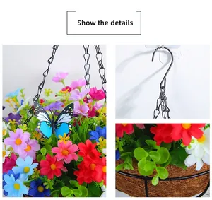 Detail der Hängeampel mit bunten Seidengänseblümchen, Kokosfaser und Metallkette
