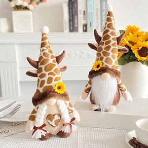 Set di gnomi natalizi con motivo giraffa e girasoli su tovaglia a quadretti bianca