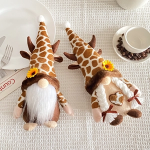 Gnomi di peluche fatti a mano con stampa giraffa e girasoli su tovaglia a quadretti