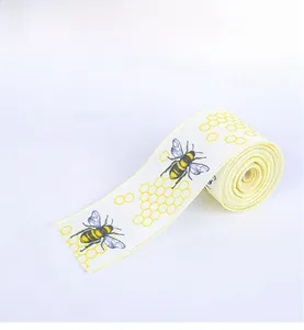 Detail von 6,4 cm breitem Sackleinenband mit Hummel-Print und Wabenmuster-Verzierung