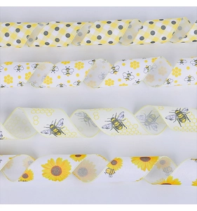 Detail von vier Bändern mit Hummel-Motiv, gelben Punkten und Blumenmustern