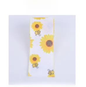 Detailansicht von Sonnenblumen- und Bienenmuster auf Jute-Dekorationsband
