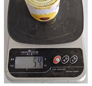 Sonnenblumen-Leinenimitatband auf Waage mit 54g Gewichtsanzeige für Basteldekor