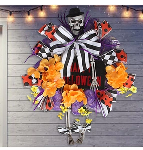 Dettaglio ghirlanda Halloween con teschio e scritta Happy Halloween su legno blu