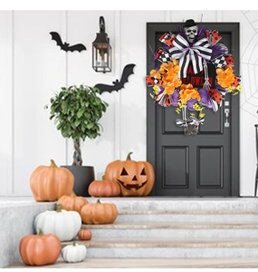 Dettaglio ghirlanda di Halloween con scheletro, rete viola e scritta Happy Halloween