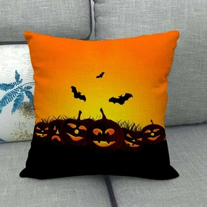 Funda de cojín de Halloween con calabazas y murciélagos en sofá gris decorativo