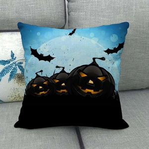 Funda de cojín de Halloween con calabazas negras y murciélagos en sofá gris