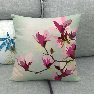 Federa per cuscino in lino con fiori di magnolia rosa su sfondo verde chiaro tenue