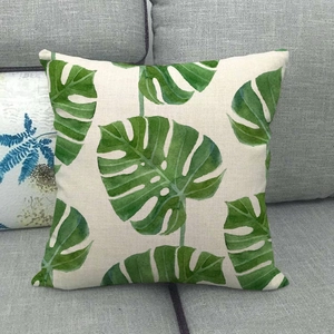 Funda de cojín de lino con estampado de hoja de Monstera verde sobre tela beige de verano