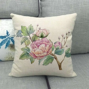 Fodera per cuscino quadrata in lino con stampa di peonia rosa su divano grigio