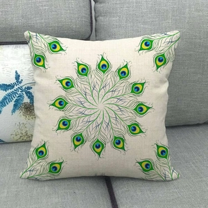 Detalle de funda de cojín de lino con estampado de mandala de pluma de pavo