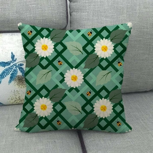 Detalle de la funda de cojín de lino con cuadros verdes y bordado de margaritas
