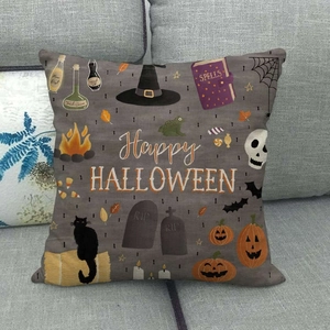Detail eines Leinen-Halloween-Kissenbezugs mit Text und festlichen Symbolen