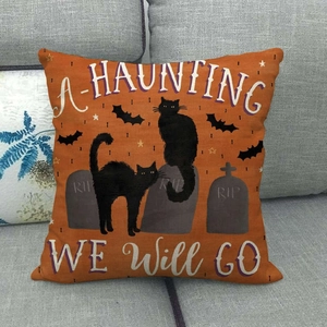 Nahaufnahme von Halloween-Leinenkissenbezug mit schwarzen Katzen, Fledermäusen und RIP-Motiv