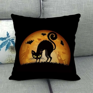Funda de cojín de Halloween con gato enfadado y luna naranja en un sofá gris moderno