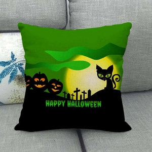 Funda de cojín de lino Halloween con gato negro y calabazas en sofá gris