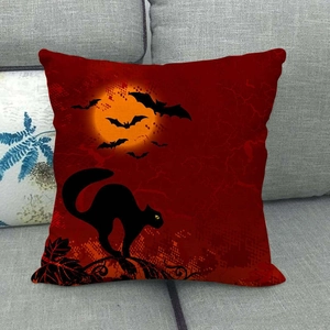 Funda de cojín de Halloween con gato enojado y murciélagos en un sofá gris