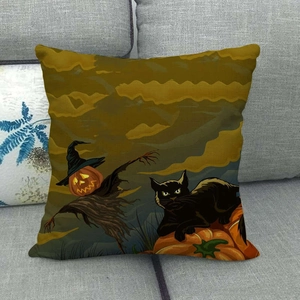 Detalle de la funda de cojín de lino con calabaza, gato negro y espantapájaros