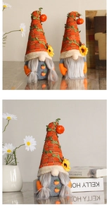 Détail de nain décoratif d'automne avec bonnet orange, tournesol et mini citrouille
