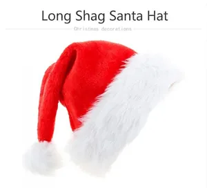 Détail d'un bonnet de Noël en peluche rouge avec bordure épaisse en fourrure blanche