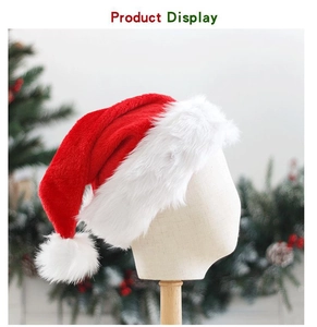 Bonnet de Noël classique en peluche rouge avec bordure en fourrure blanche sur mannequin