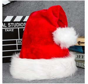Détail du bonnet de Noël en peluche rouge avec pompon blanc et texture douce