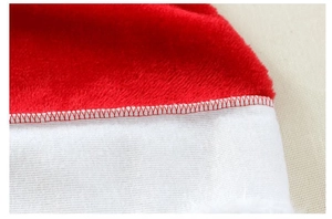 Gros plan détaillé du velours rouge pelucheux et tissu blanc avec coutures renforcées