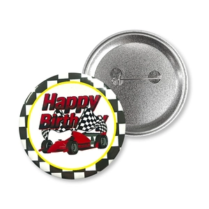 Badge anniversaire course auto 58mm avec drapeau à damier et épingle de sûreté au dos