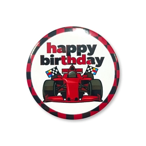 Détail d'un badge en fer-blanc de 58mm avec voiture de course et texte Happy Birthday