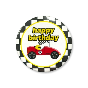 Détail d'un badge d'anniversaire de 58 mm sur le thème de la course avec voiture rouge