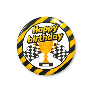Détail du badge en fer blanc 58mm avec trophée de course et texte Happy Birthday