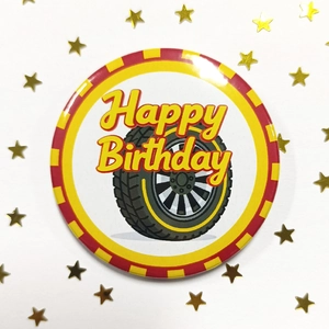 Détail d'un badge en fer-blanc de 58mm thème course automobile avec Happy Birthday