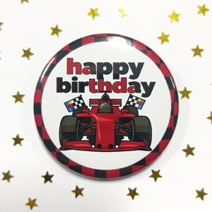 Vue détaillée du badge en fer-blanc de 58mm avec voiture de course et Happy Birthday