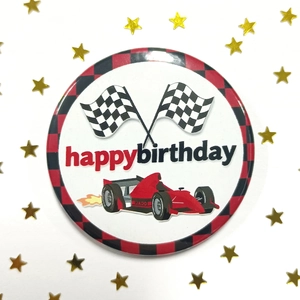 Détail du badge en fer-blanc 58mm thème course avec voiture et joyeux anniversaire