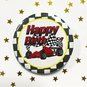 Gros plan du badge rond 58mm thème course avec texte Happy Birthday et étoiles dorées