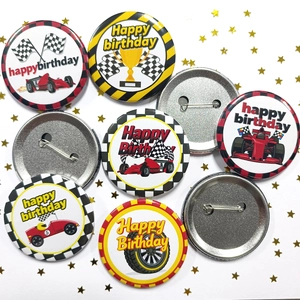 Détail de badges en fer-blanc de 58 mm sur le thème de la course avec motifs de voitures
