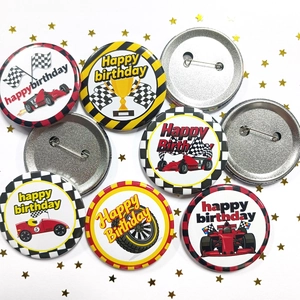 Vue détaillée des badges d'anniversaire course en fer-blanc avec épingle sur fond étoilé