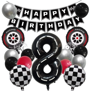 Détail fête de course avec ballon numéro 8 noir géant et bannière à damier de course