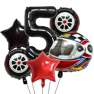 Kit de ballons de course avec chiffre cinq et pneus sur un fond blanc neutre