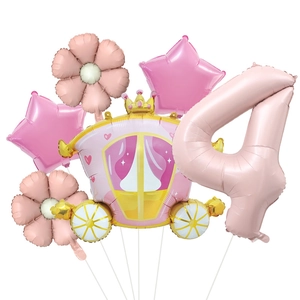 Detalle del set de globos carruaje de princesa con número 4 rosa y flores de aluminio