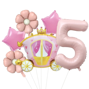Detalle del set de globos de carroza de princesa rosa para fiesta de 5º cumpleaños