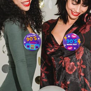 Gros plan de badges violets rétro des années 90 épinglés sur des vêtements de festival