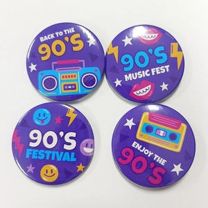 Lot de quatre badges en fer-blanc rétro des années 90 avec motifs radio violets