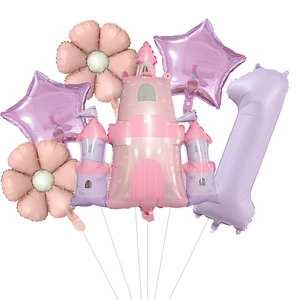 Détail des ballons en aluminium : château de princesse, fleurs, étoiles et chiffre un mauve
