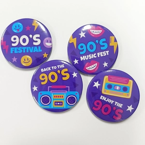 Détail de quatre badges en fer-blanc sur le thème rétro des années 90 et pop art