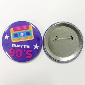 Vue détaillée avant et arrière du badge en fer-blanc vintage 90s de 58mm avec épingle
