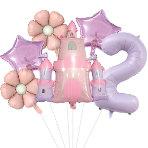 Détail du kit ballon château princesse rose avec chiffre 2 violet et fleurs marguerites