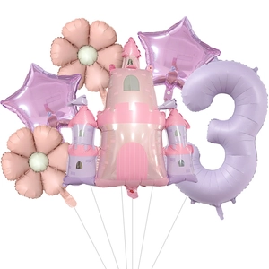 Vue macro du château rose et ballon chiffre 3 violet pour décoration de 3e anniversaire