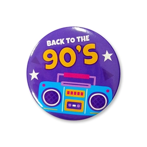 Gros plan d'un badge 58mm en fer-blanc avec radio rétro des années 90 et fini brillant